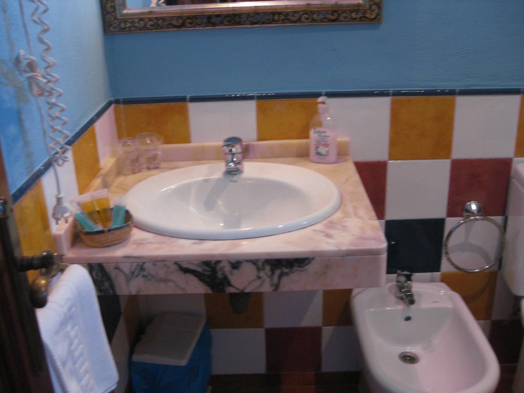 Hostal El Cascapenas De La Alpujarra Capileira Camera foto